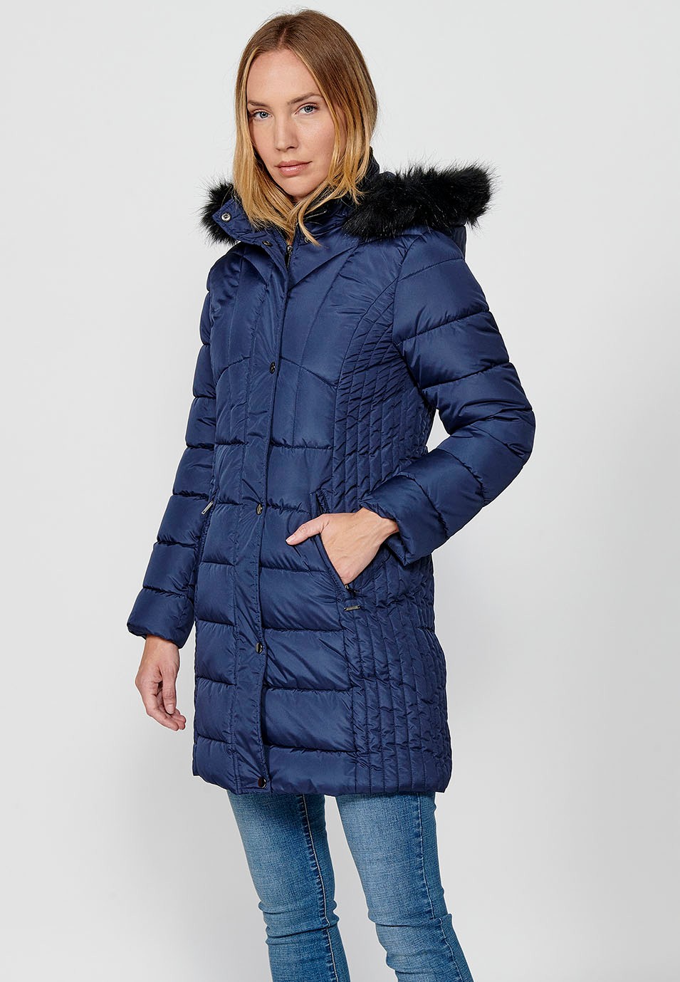 Parka longue matelassée avec col et capuche en fausse fourrure et fermeture éclair sur le devant pour femme en bleu marine