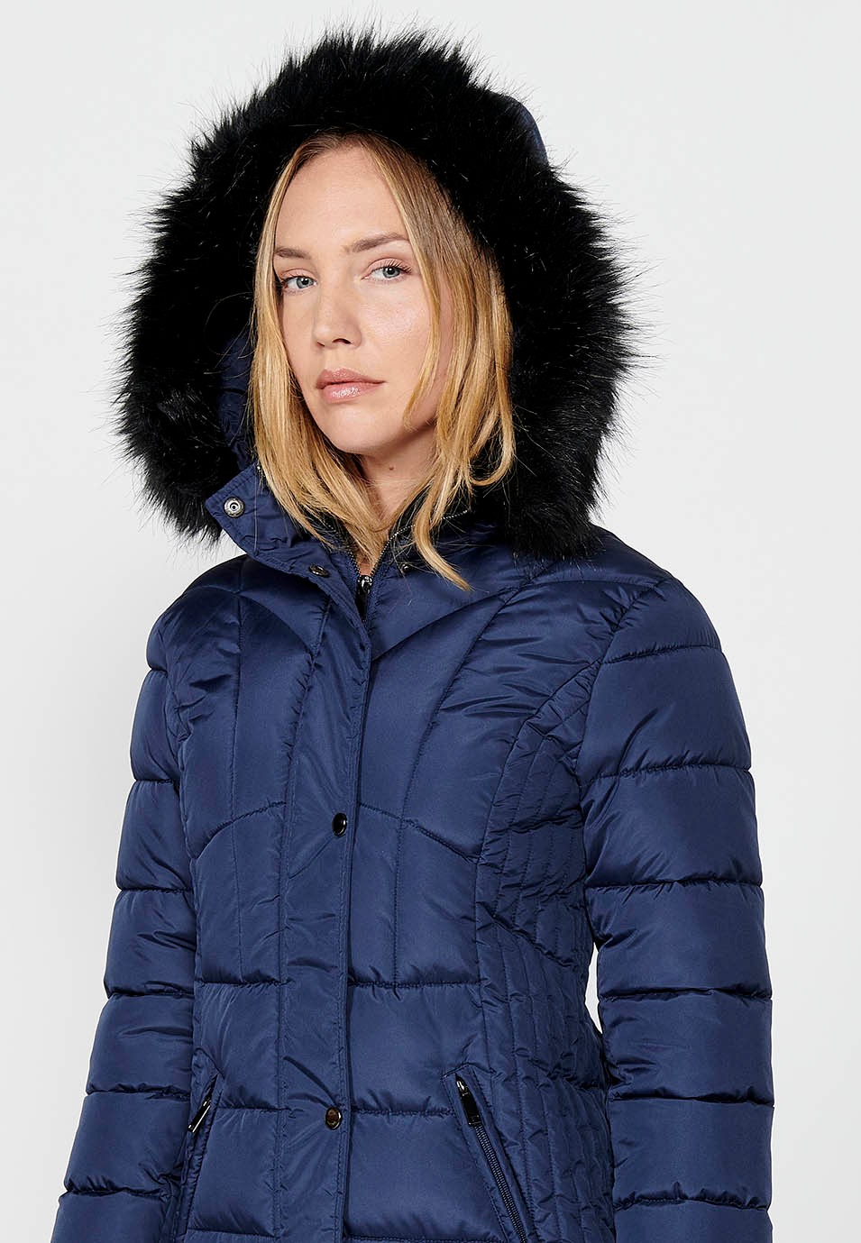 Parka longue matelassée avec col et capuche en fausse fourrure et fermeture éclair sur le devant pour femme en bleu marine