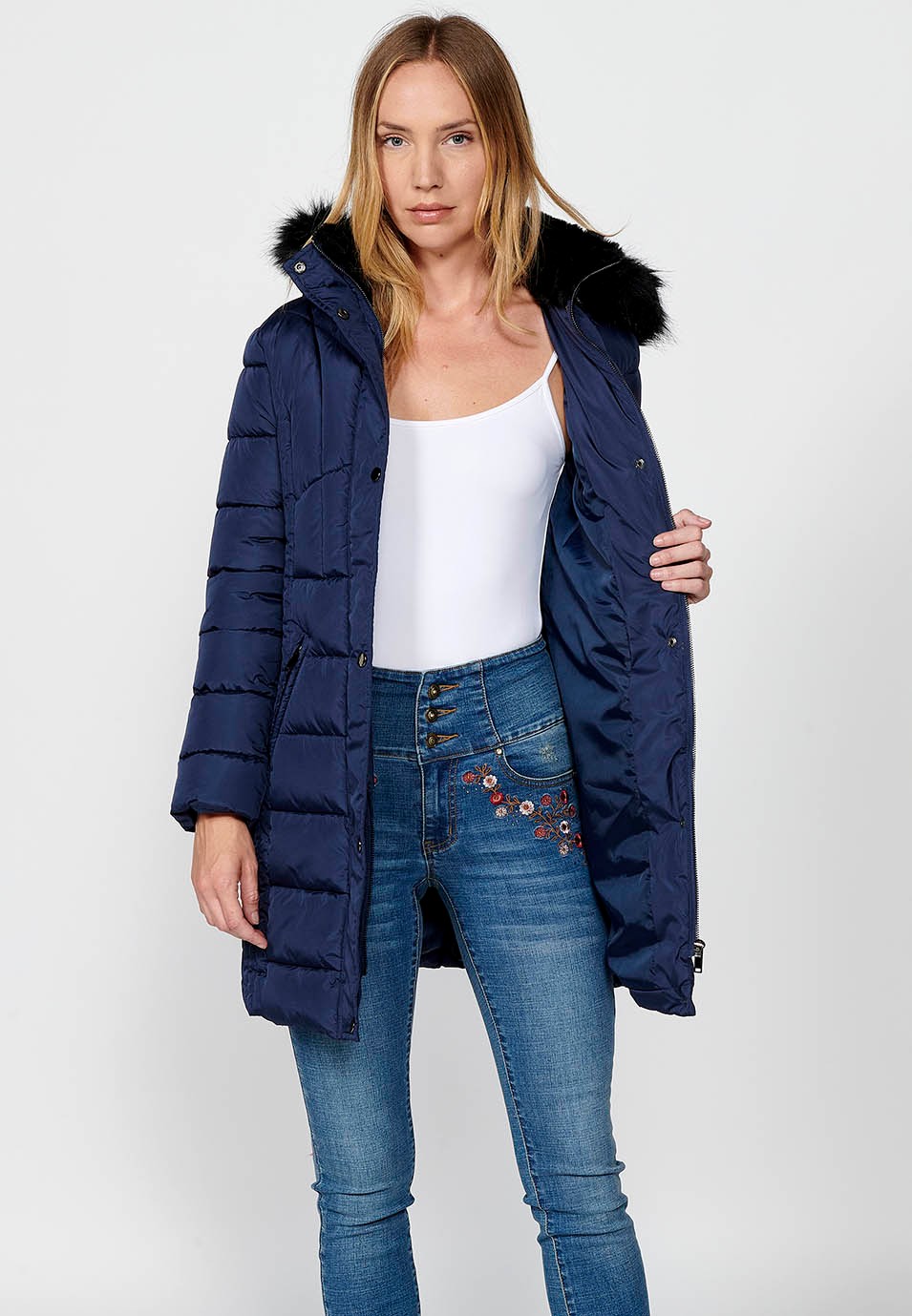 Parka longue matelassée avec col et capuche en fausse fourrure et fermeture éclair sur le devant pour femme en bleu marine