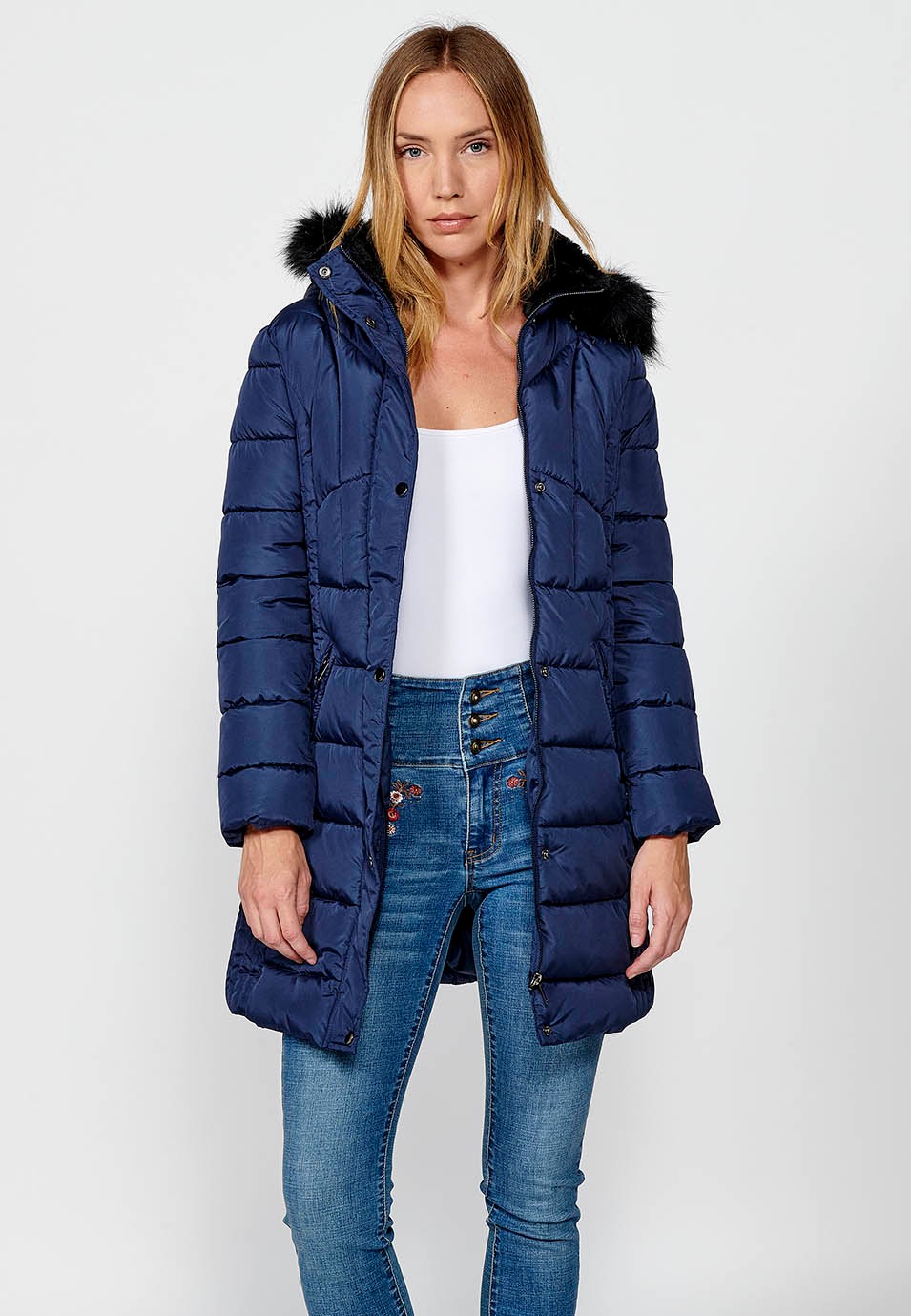 Parka longue matelassée avec col et capuche en fausse fourrure et fermeture éclair sur le devant pour femme en bleu marine