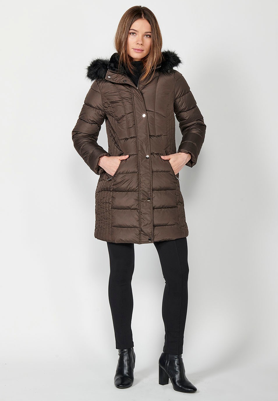 Parka longue matelassée avec col à capuche avec fourrure synthétique et fermeture éclair sur le devant de couleur olive pour femme