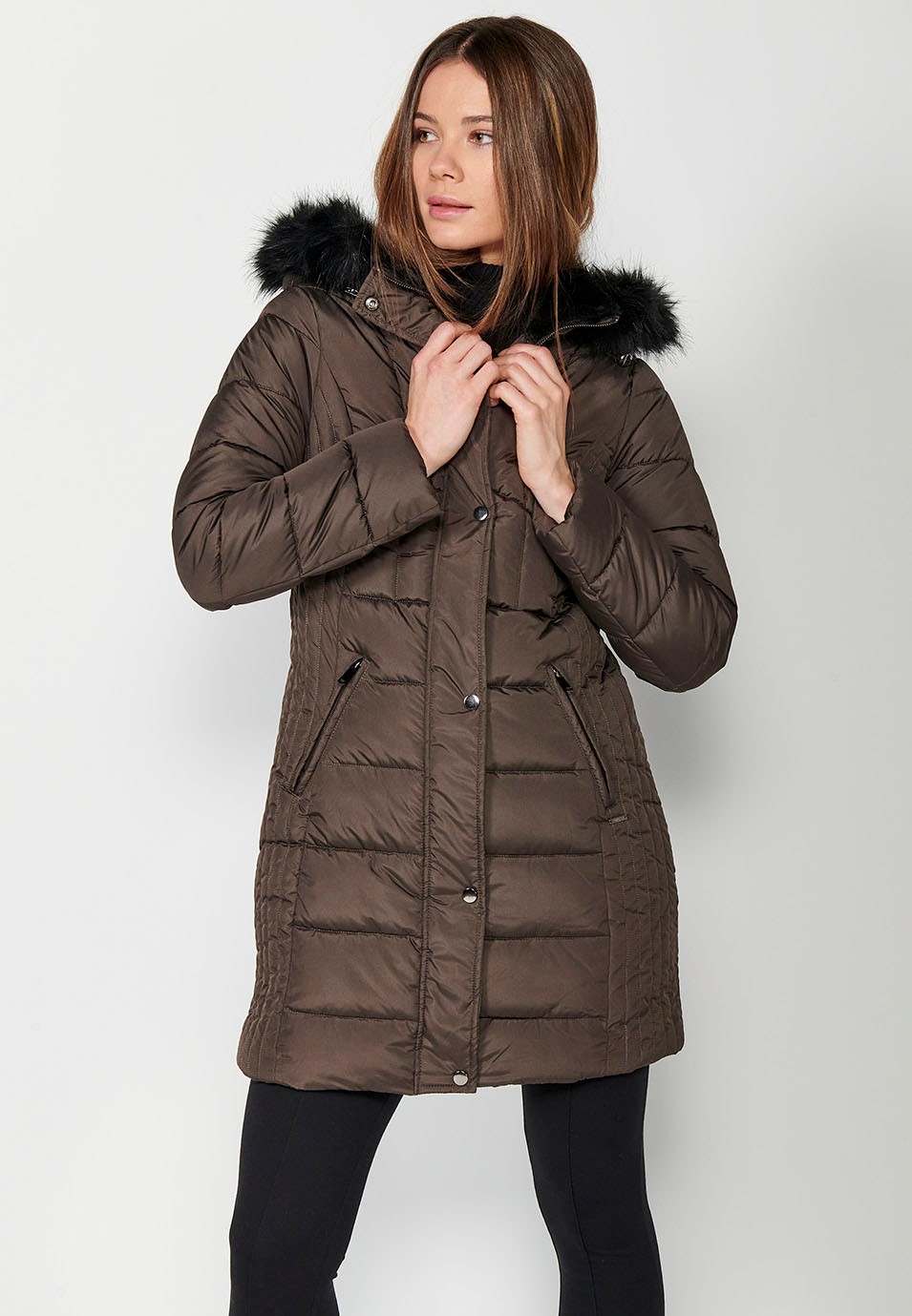 Parka longue matelassée avec col à capuche avec fourrure synthétique et fermeture éclair sur le devant de couleur olive pour femme 2