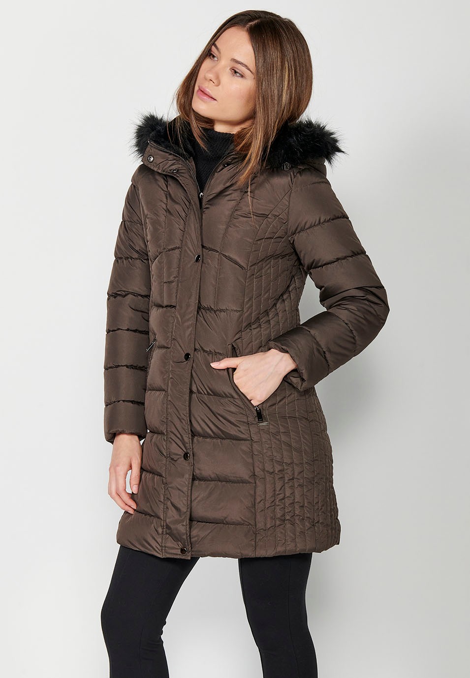 Parka longue matelassée avec col à capuche avec fourrure synthétique et fermeture éclair sur le devant de couleur olive pour femme 8