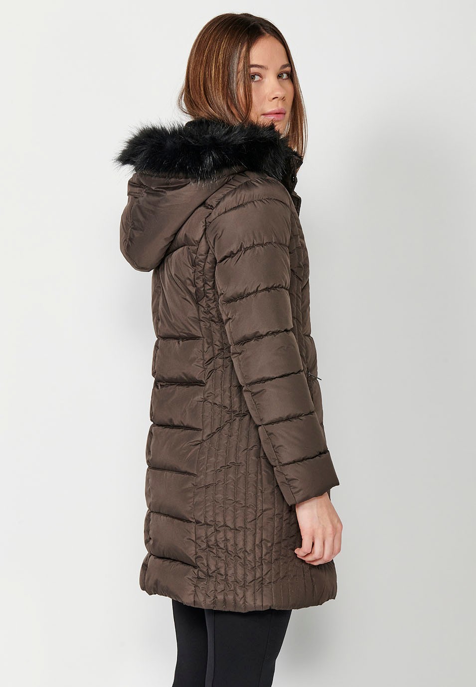 Parka longue matelassée avec col à capuche avec fourrure synthétique et fermeture éclair sur le devant de couleur olive pour femme 7