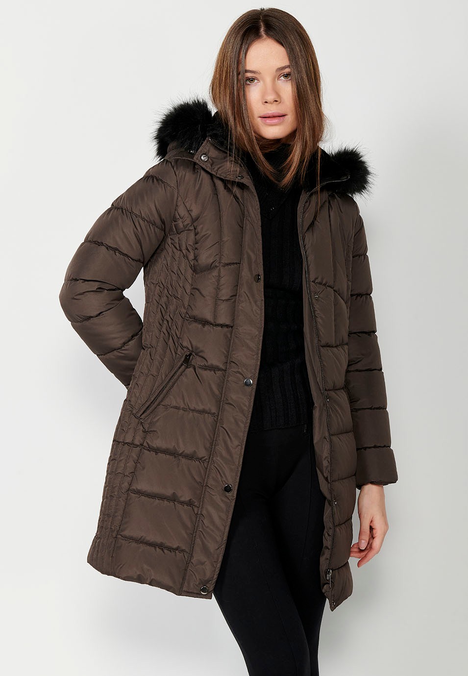 Parka longue matelassée avec col à capuche avec fourrure synthétique et fermeture éclair sur le devant de couleur olive pour femme 1