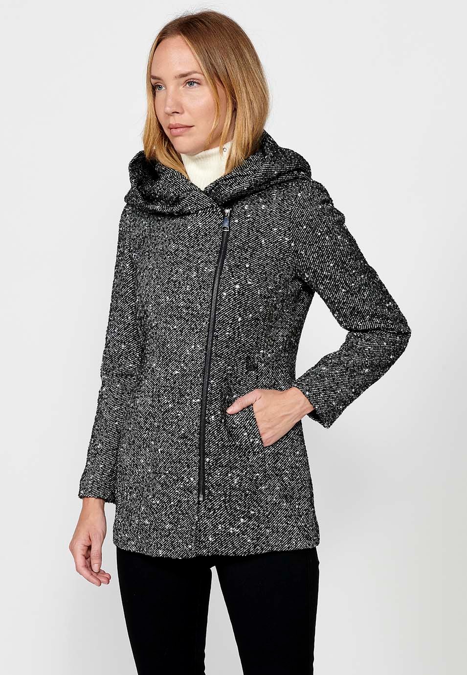 Manteau court en tissu noir et blanc avec capuche noire pour Femme