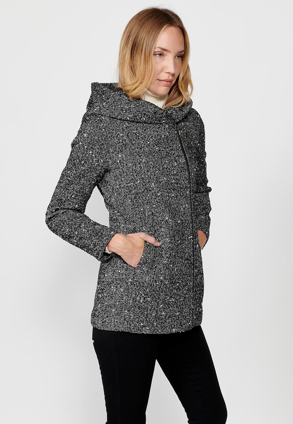 Manteau court en tissu noir et blanc avec capuche noire pour Femme