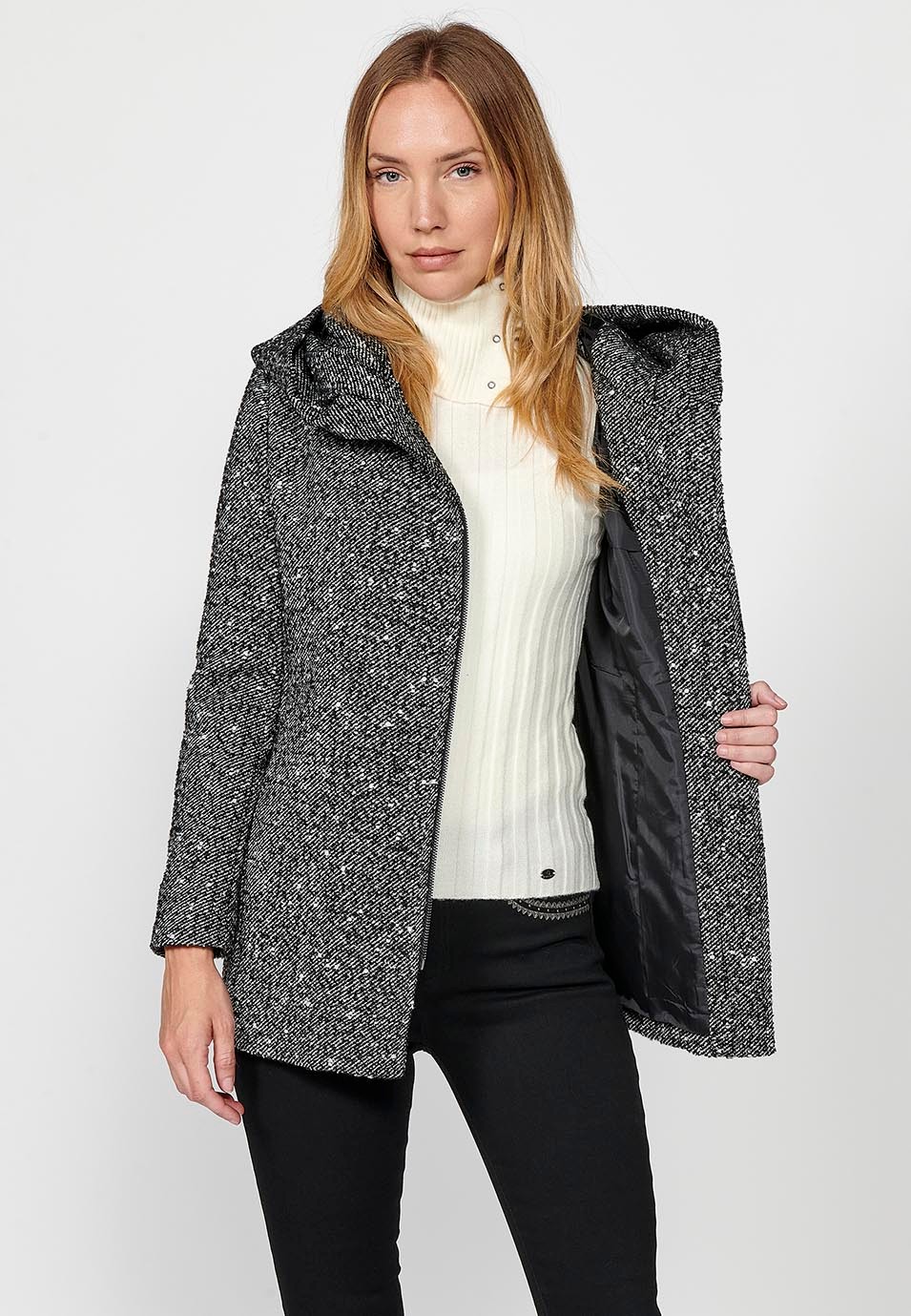 Manteau court en tissu noir et blanc avec capuche noire pour Femme