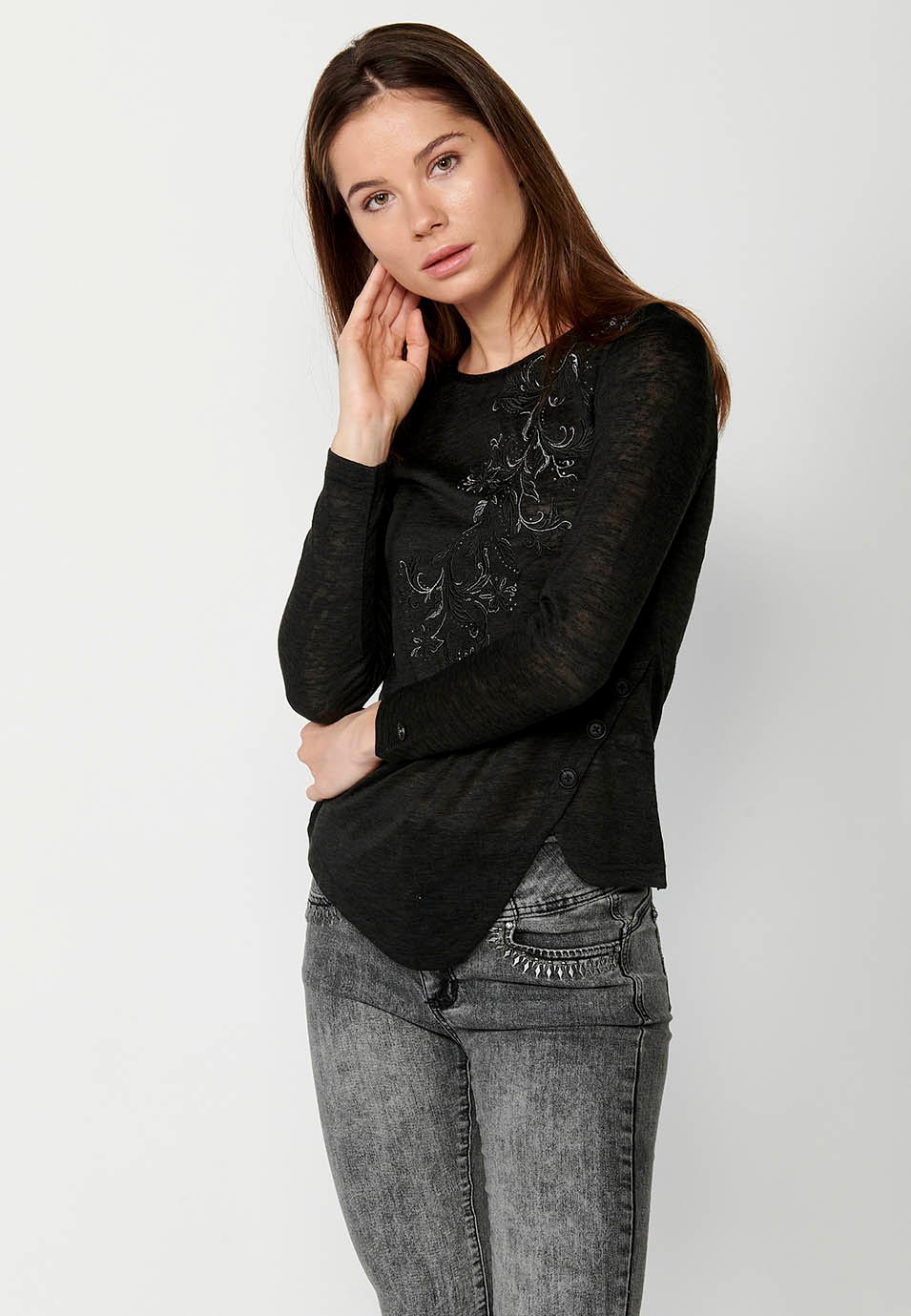 Long-sleeved, round-neck T-shirt with detail at the hem and embroidery on the front, black for women