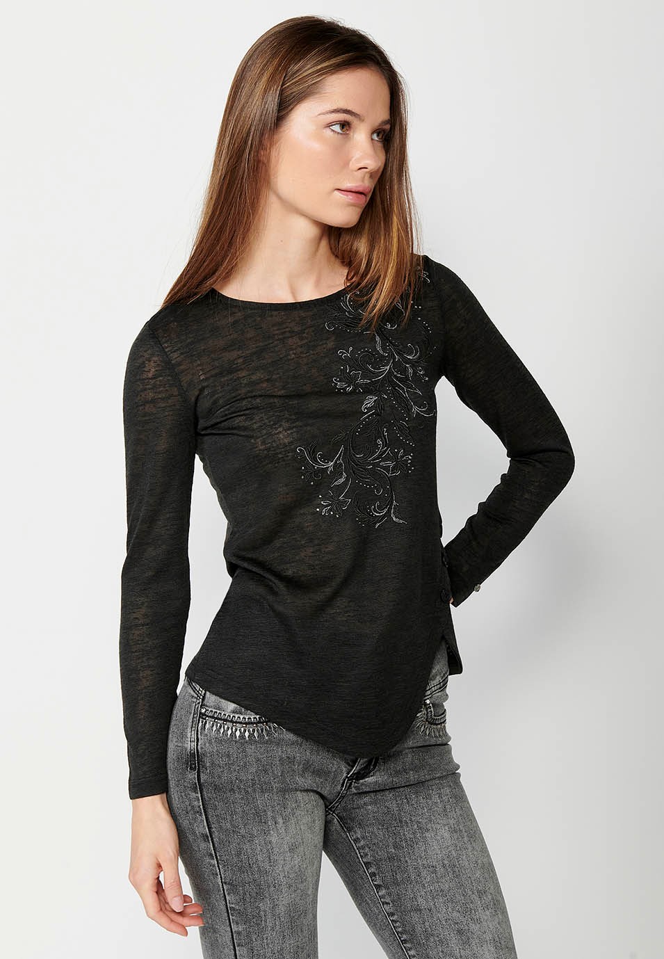 Long-sleeved, round-neck T-shirt with detail at the hem and embroidery on the front, black for women