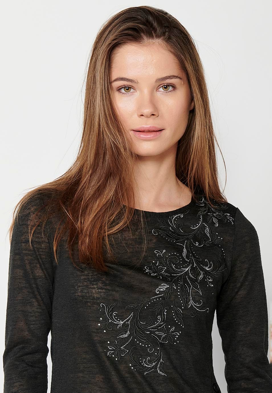 Long-sleeved, round-neck T-shirt with detail at the hem and embroidery on the front, black for women