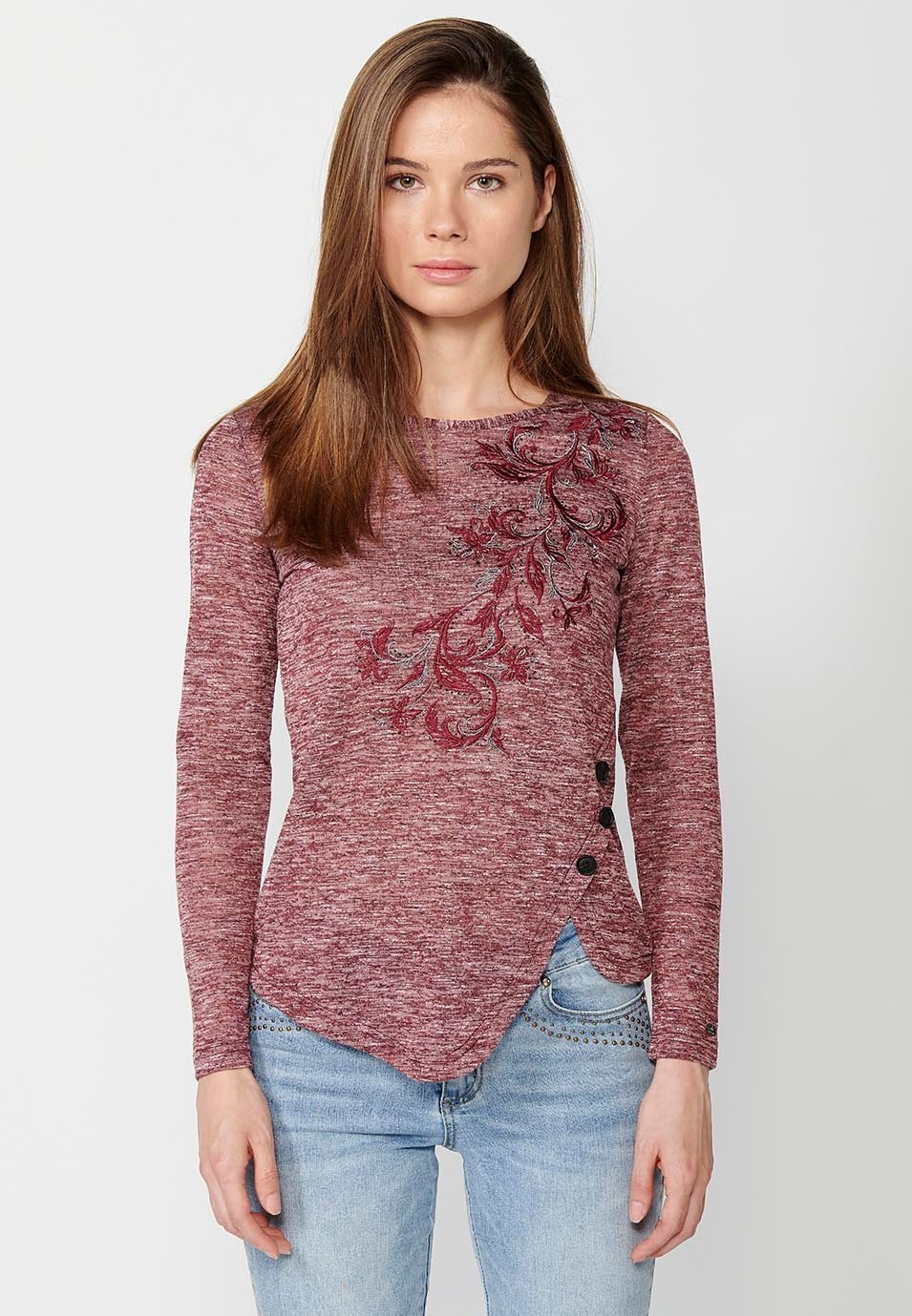 Long-sleeved, round-neck t-shirt with detail at the hem and embroidery on the front in maroon color for women