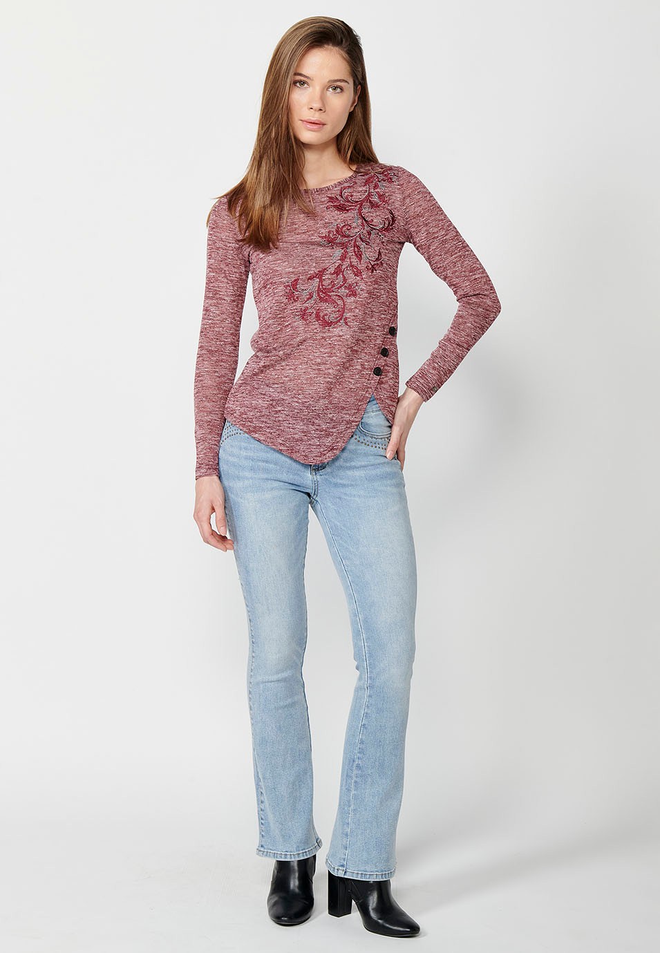 Long-sleeved, round-neck t-shirt with detail at the hem and embroidery on the front in maroon color for women