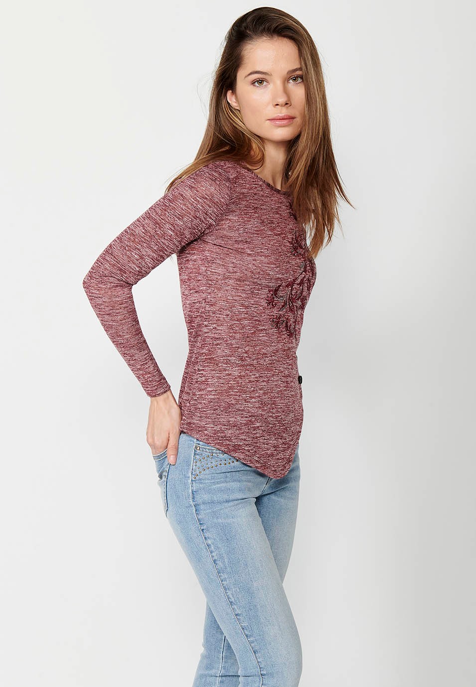 Long-sleeved, round-neck t-shirt with detail at the hem and embroidery on the front in maroon color for women