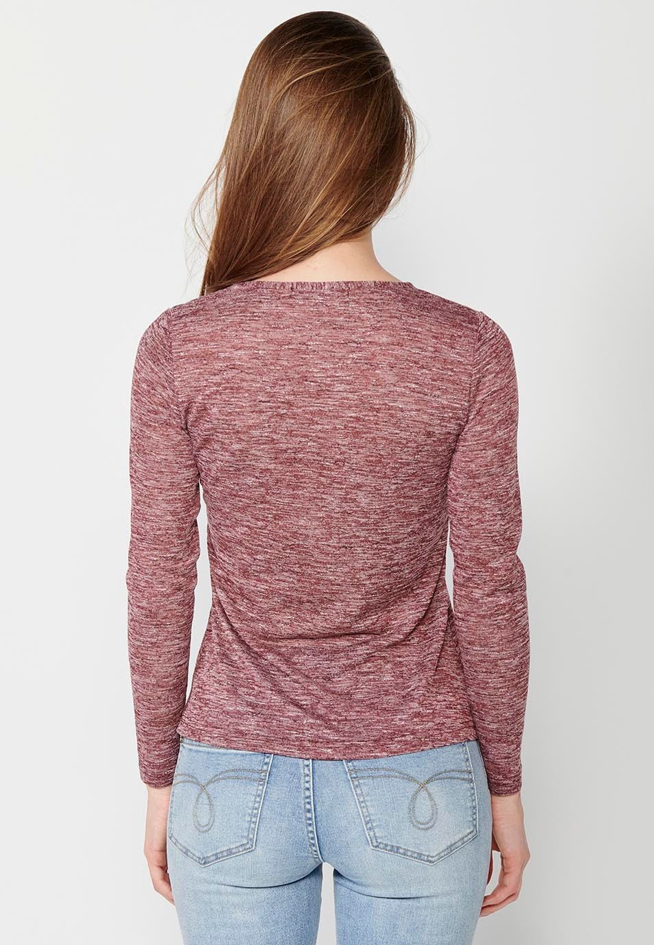 Long-sleeved, round-neck t-shirt with detail at the hem and embroidery on the front in maroon color for women