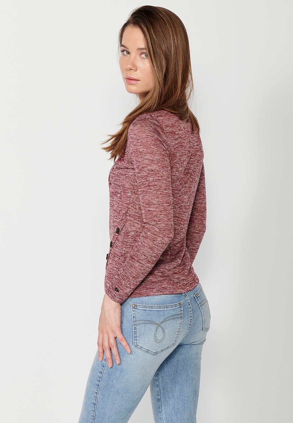 Long-sleeved, round-neck t-shirt with detail at the hem and embroidery on the front in maroon color for women