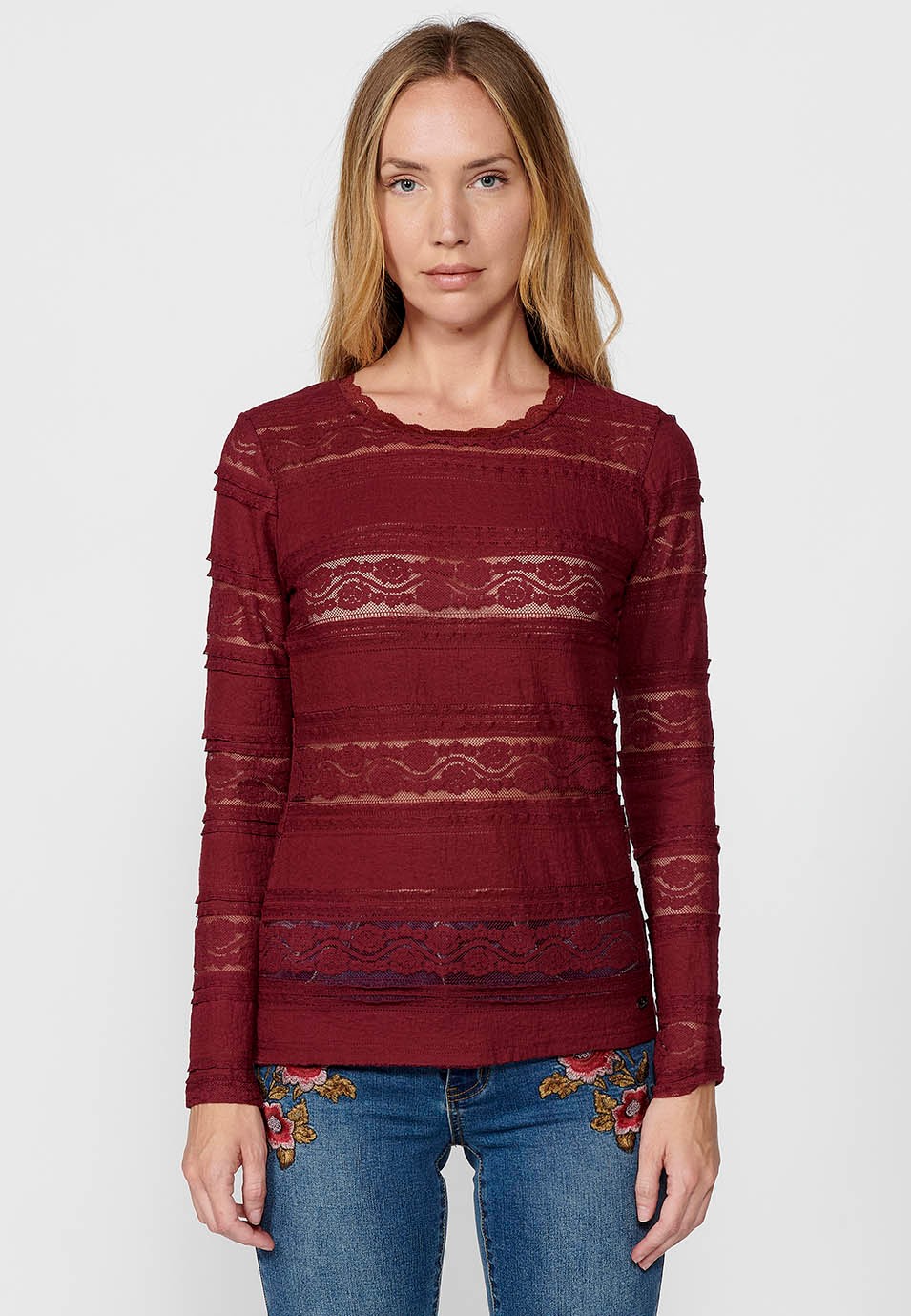 Maroon T-shirt à manches longues et col rond pour femme avec bordure en dentelle et tissu rayé en dentelle 3