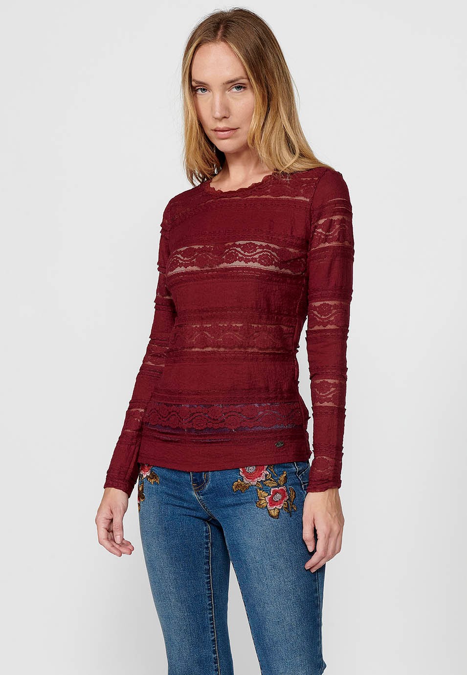 Maroon T-shirt à manches longues et col rond pour femme avec bordure en dentelle et tissu rayé en dentelle 2