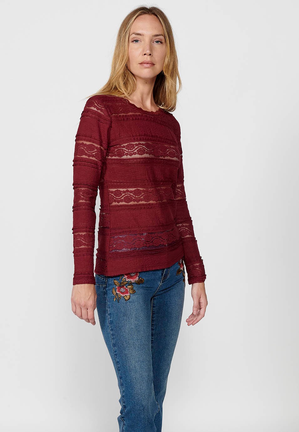 Maroon T-shirt à manches longues et col rond pour femme avec bordure en dentelle et tissu rayé en dentelle 1