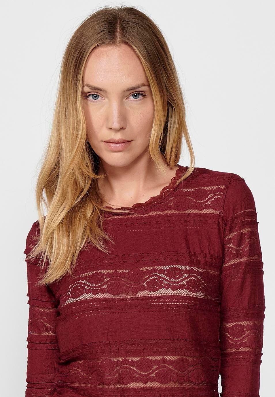 Maroon T-shirt à manches longues et col rond pour femme avec bordure en dentelle et tissu rayé en dentelle 4