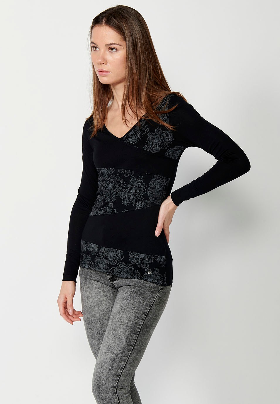 Schwarzes Damen-Langarm-T-Shirt mit Blumenmuster vorne und V-Ausschnitt