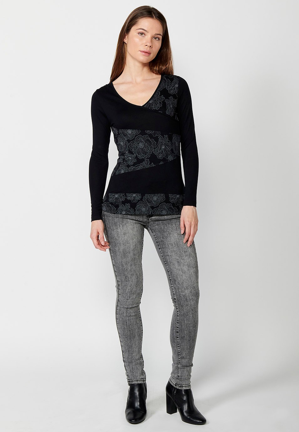 Schwarzes Damen-Langarm-T-Shirt mit Blumenmuster vorne und V-Ausschnitt