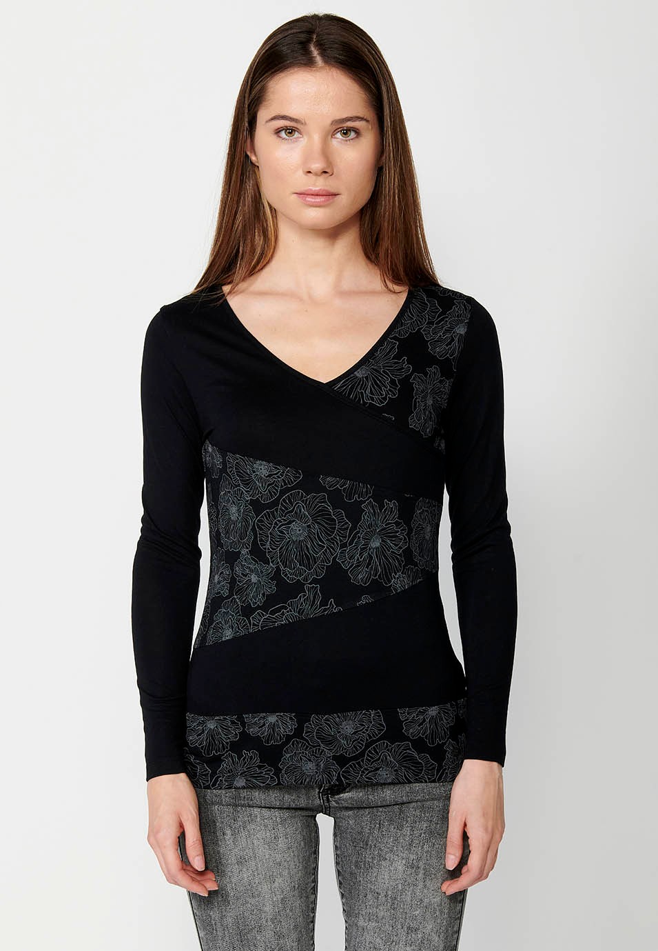 Women's Black Front Floral Print V Neck Long Sleeve T-shirt