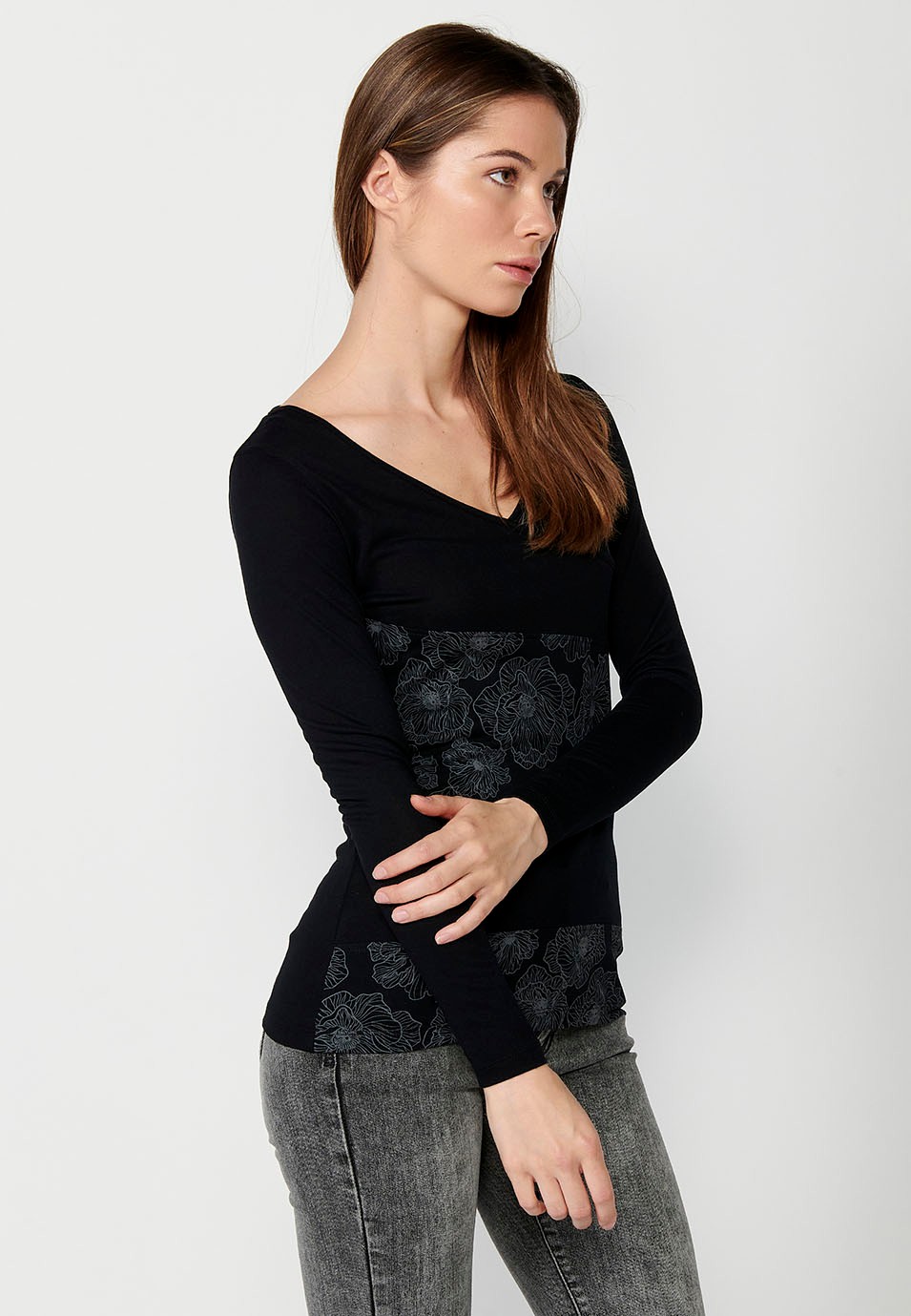 Schwarzes Damen-Langarm-T-Shirt mit Blumenmuster vorne und V-Ausschnitt