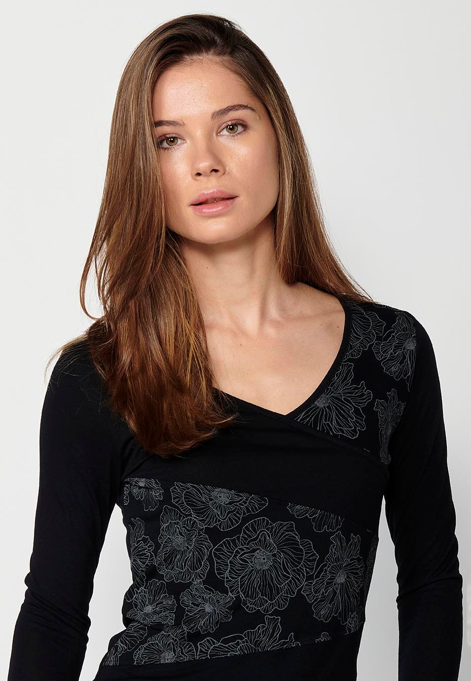 Schwarzes Damen-Langarm-T-Shirt mit Blumenmuster vorne und V-Ausschnitt