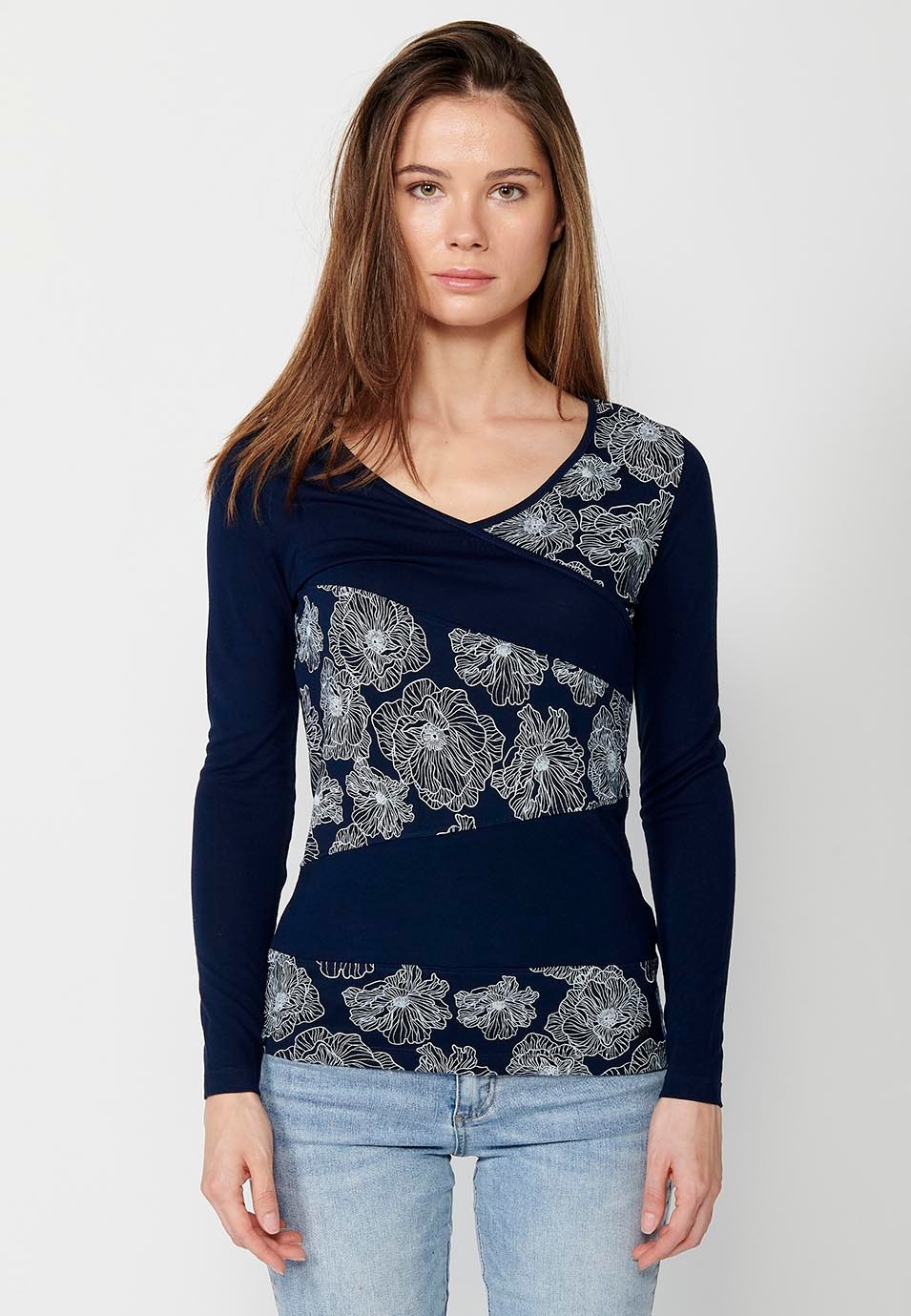 Camiseta de manga larga con cuello pico y estampado floral delantero de color navy para mujer