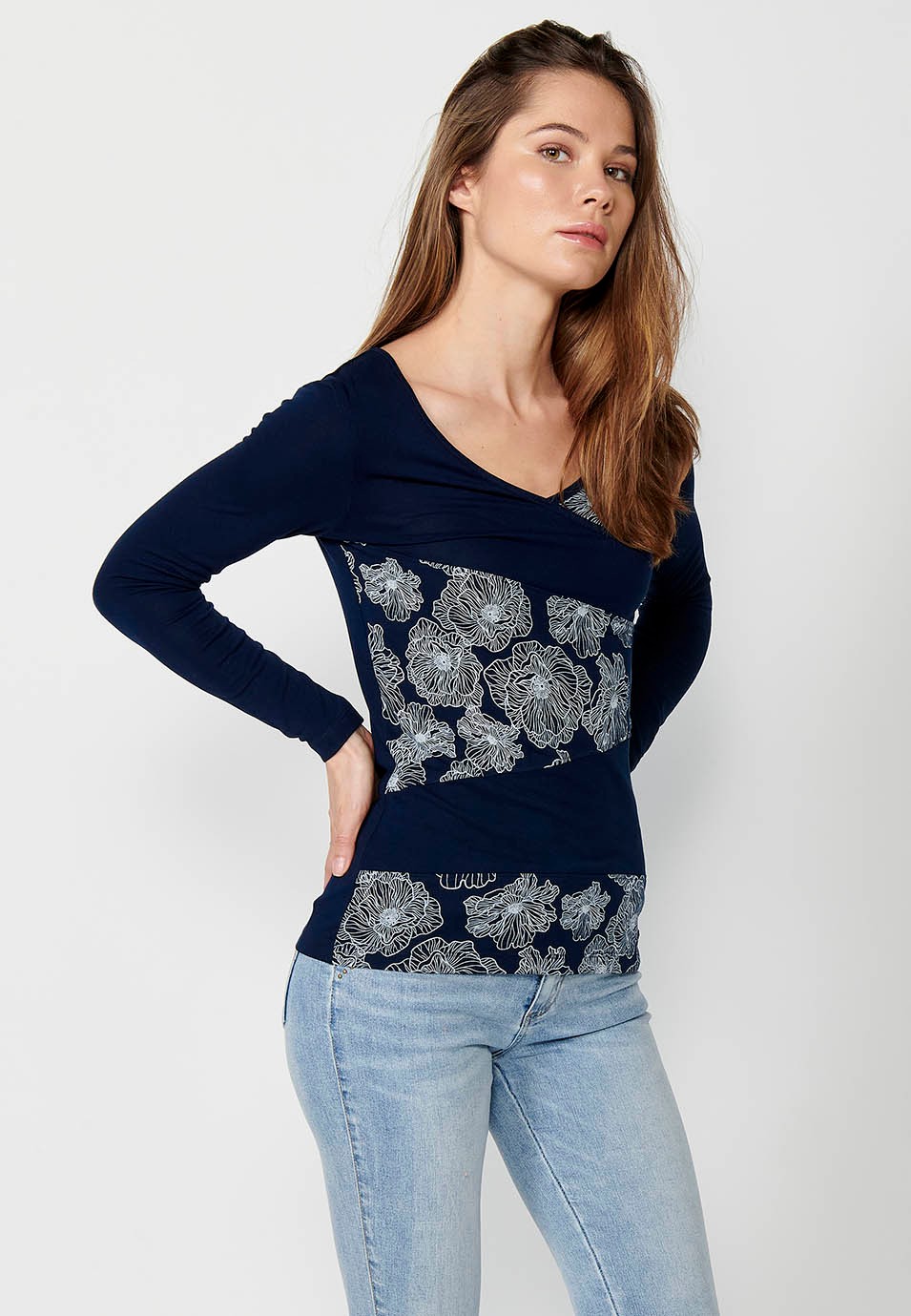 Marineblaues, langärmliges Damen-T-Shirt mit Blumenmuster und V-Ausschnitt