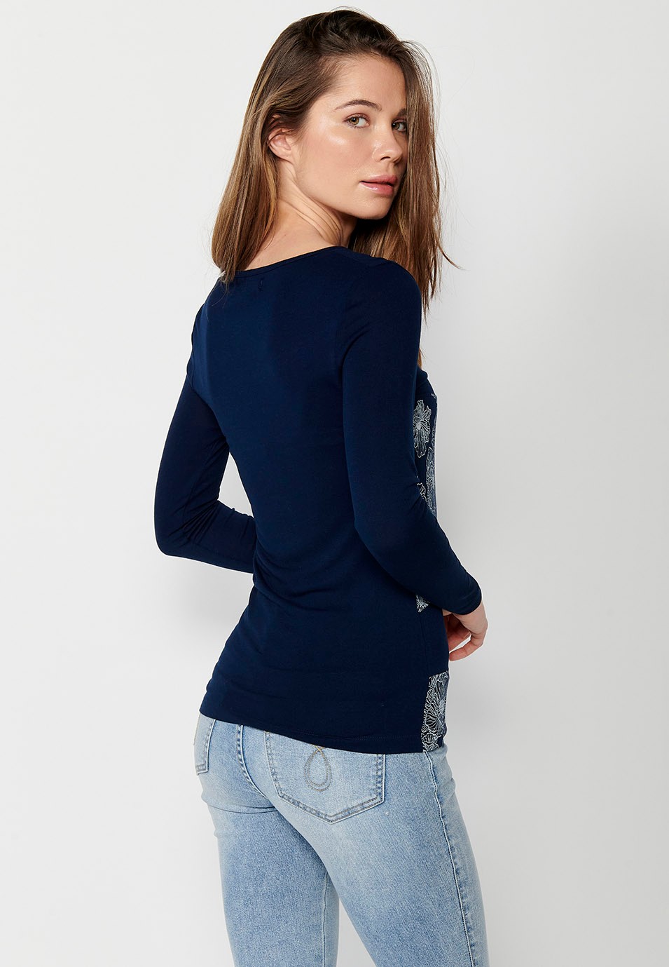 Camiseta de manga larga con cuello pico y estampado floral delantero de color navy para mujer