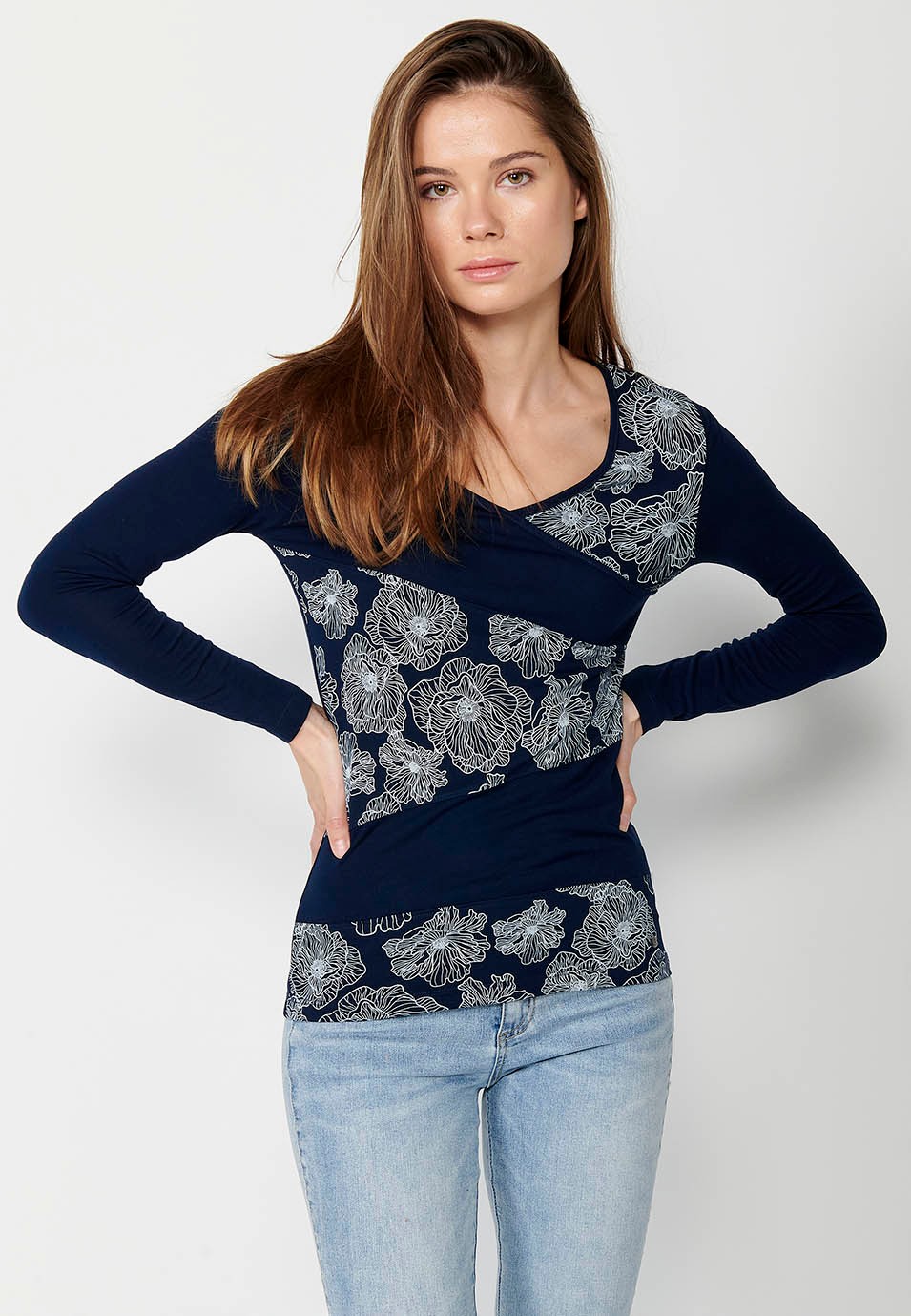 Marineblaues, langärmliges Damen-T-Shirt mit Blumenmuster und V-Ausschnitt