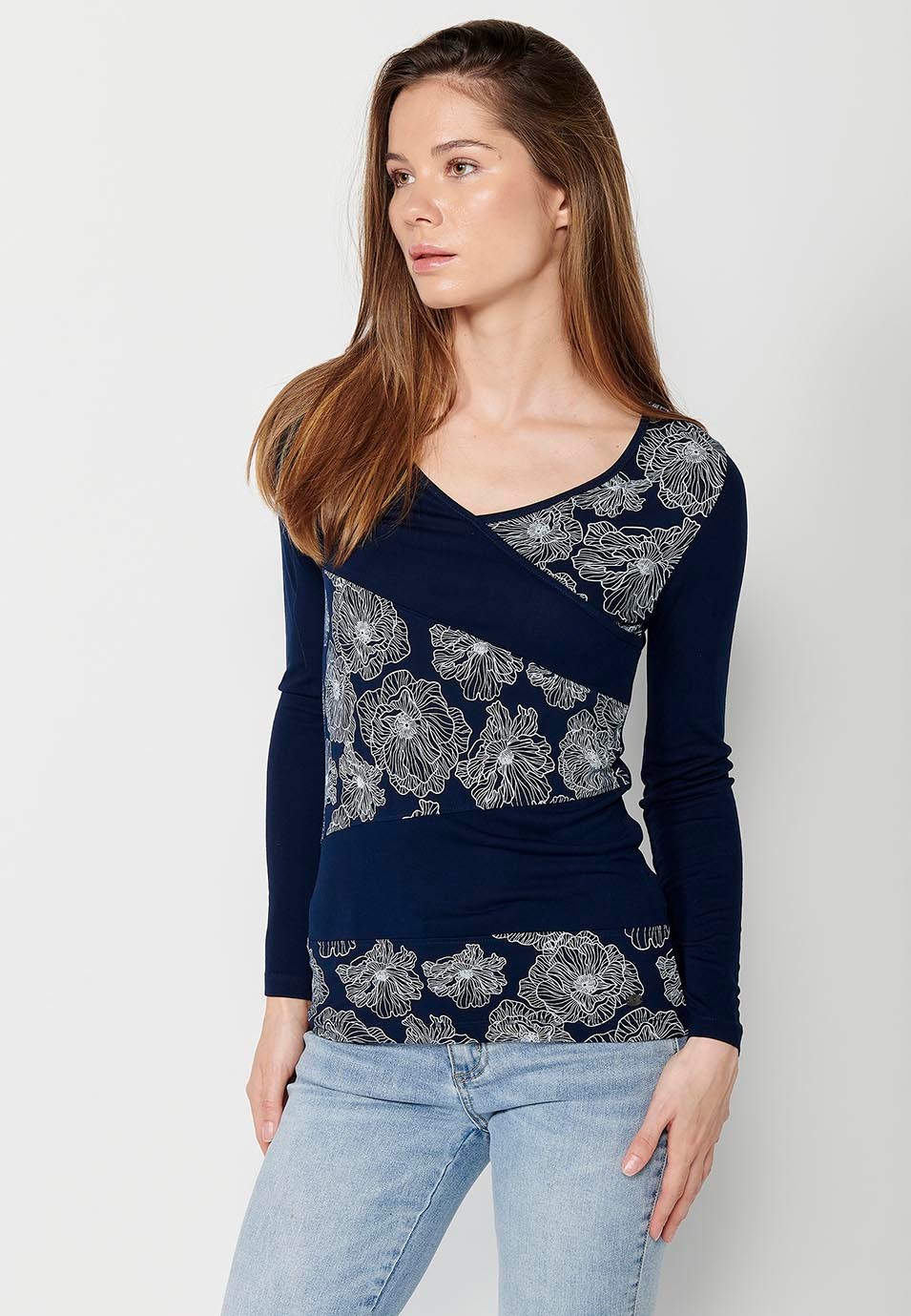 Camiseta de manga larga con cuello pico y estampado floral delantero de color navy para mujer