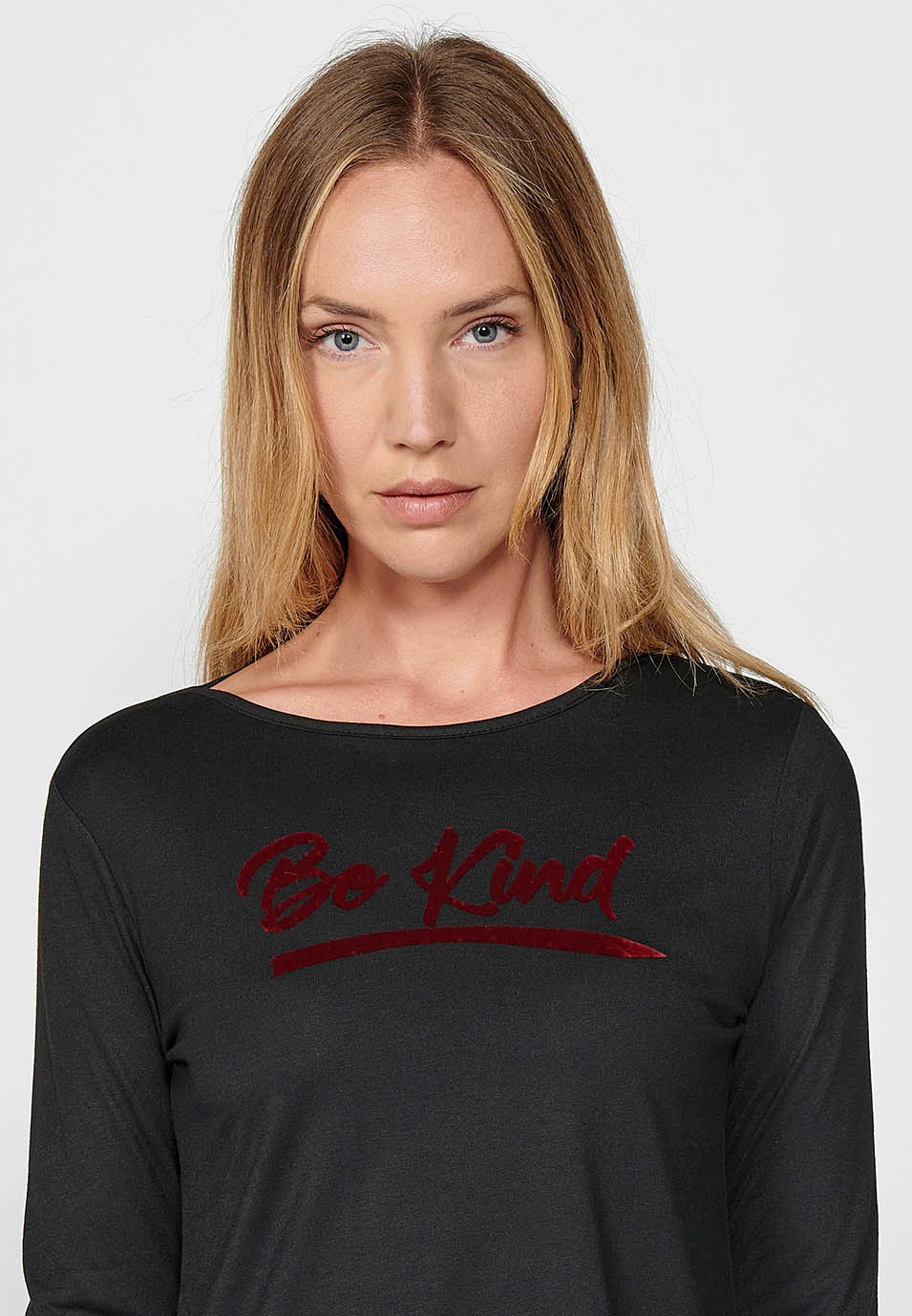 Langärmliges T-Shirt mit Rundhalsausschnitt und samtigem „be kind“-Schriftdruck in Schwarz für Damen