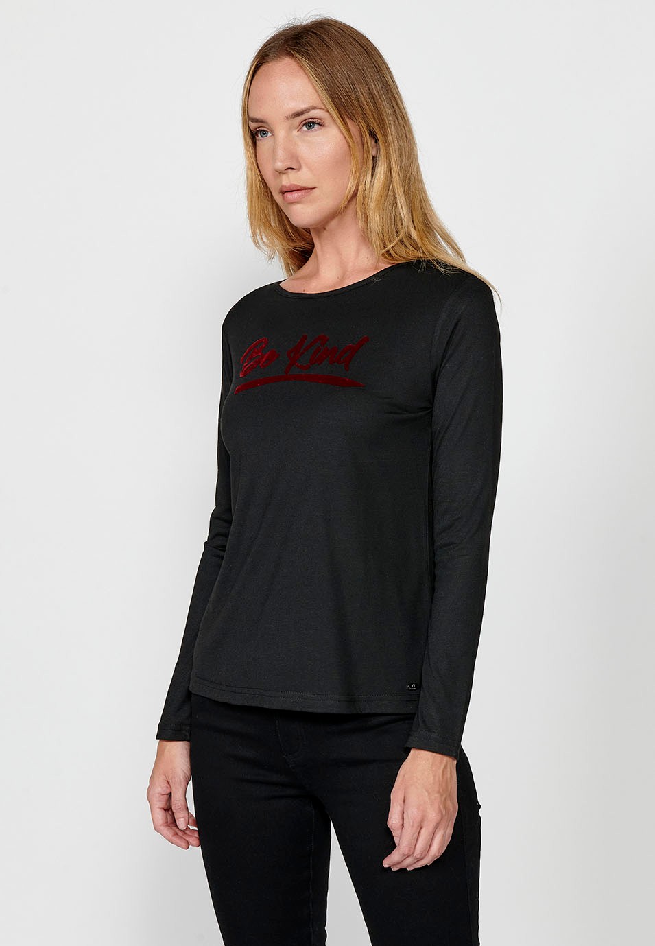 Langärmliges T-Shirt mit Rundhalsausschnitt und samtigem „be kind“-Schriftdruck in Schwarz für Damen