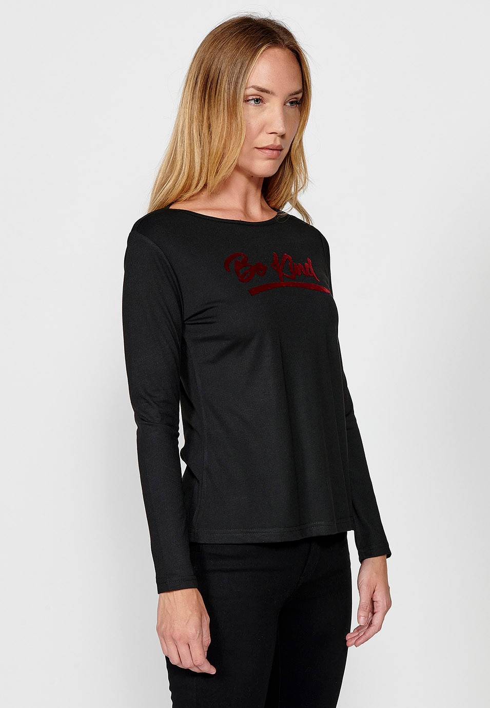 Langärmliges T-Shirt mit Rundhalsausschnitt und samtigem „be kind“-Schriftdruck in Schwarz für Damen