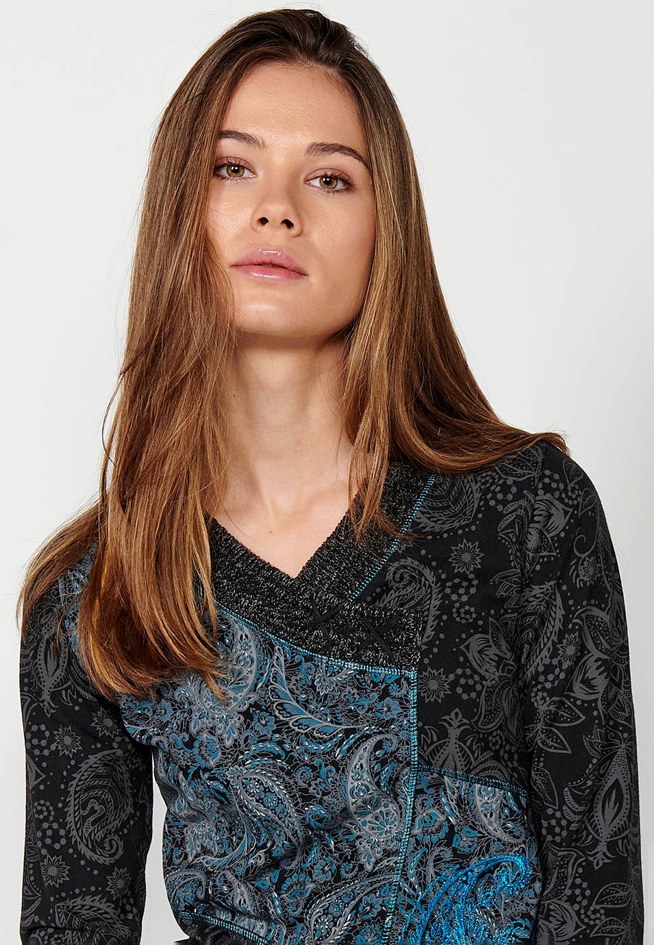 Camiseta de managa larga de Algodón con Cuello pico con rib cruzado y Bordado delantero color Negro para Mujer 3