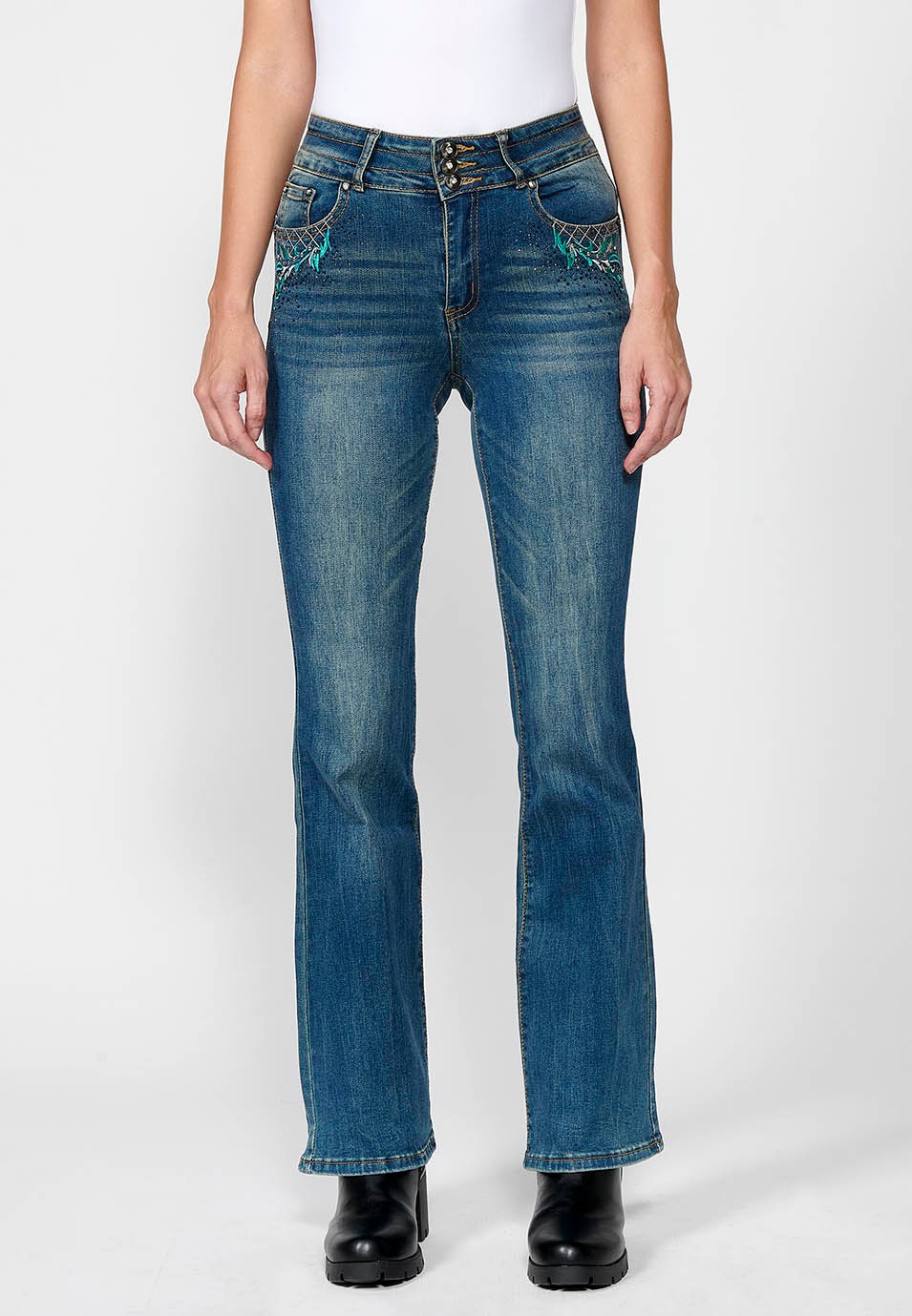 Pantalon long en denim bootcut évasé push-up avec cinq poches et fermeture éclair sur le devant et fermeture boutonnée avec détails floraux brodés pour femme en bleu