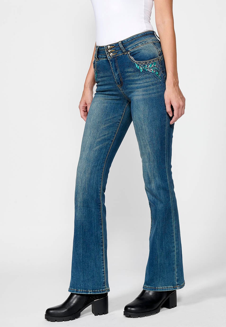 Pantalon long en denim bootcut évasé push-up avec cinq poches et fermeture éclair sur le devant et fermeture boutonnée avec détails floraux brodés pour femme en bleu