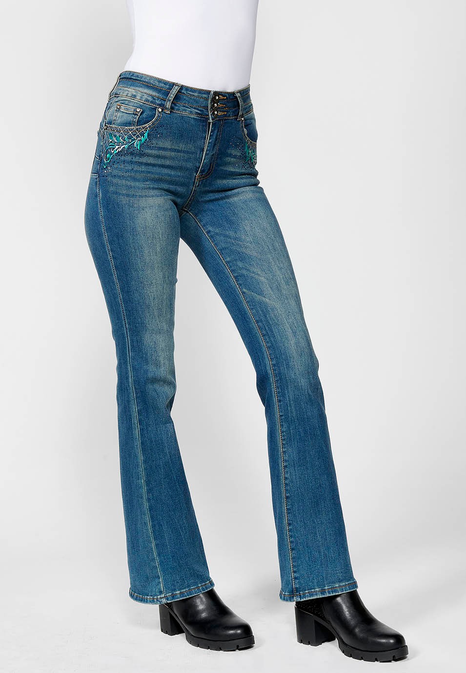 Pantalon long en denim bootcut évasé push-up avec cinq poches et fermeture éclair sur le devant et fermeture boutonnée avec détails floraux brodés pour femme en bleu