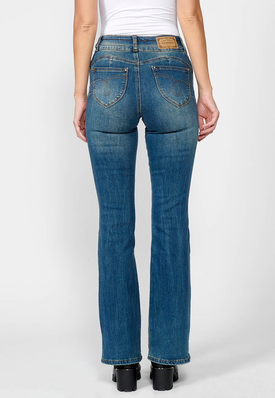 Pantalon long en denim bootcut évasé push-up avec cinq poches et fermeture éclair sur le devant et fermeture boutonnée avec détails floraux brodés pour femme en bleu