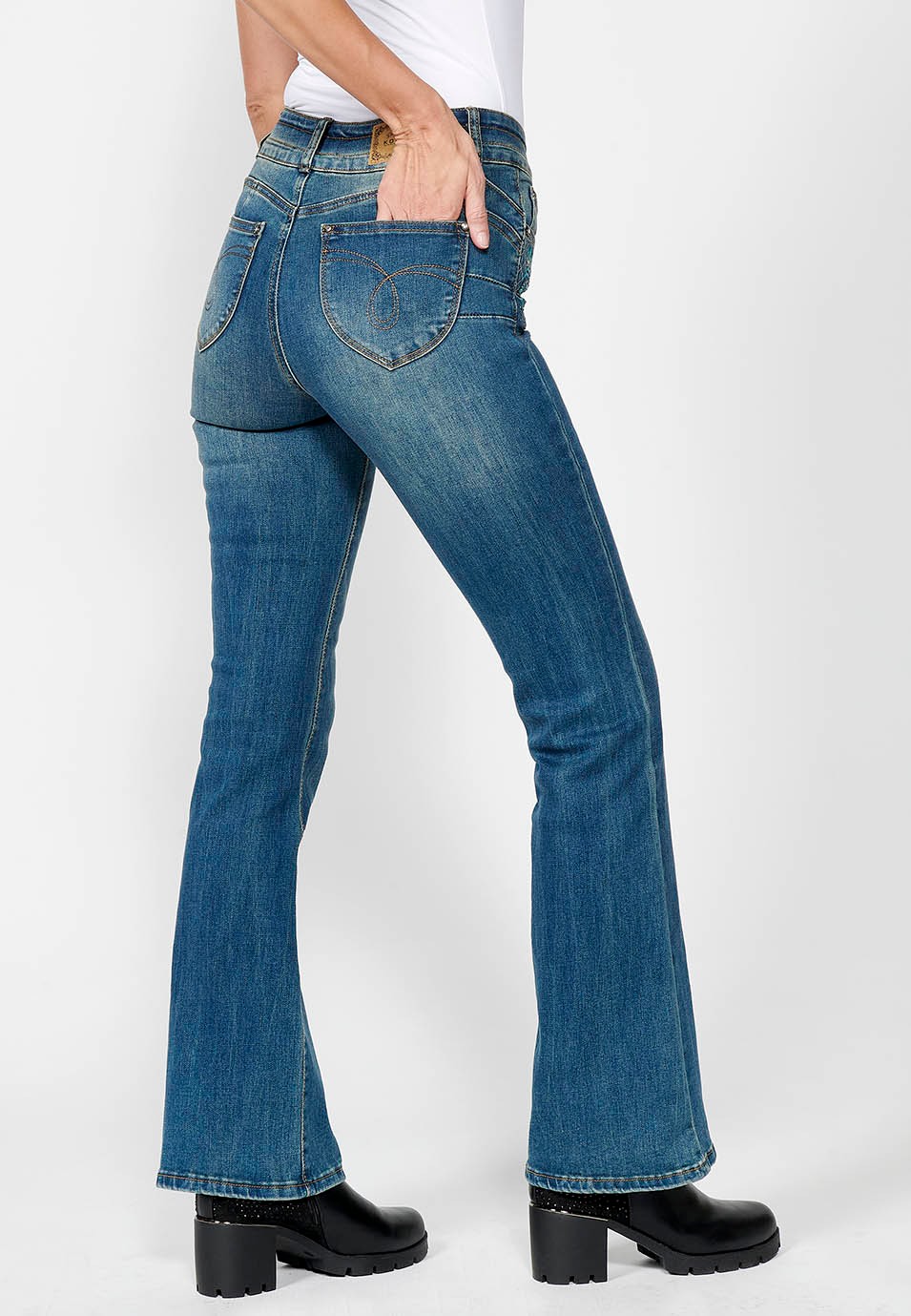 Pantalon long en denim bootcut évasé push-up avec cinq poches et fermeture éclair sur le devant et fermeture boutonnée avec détails floraux brodés pour femme en bleu