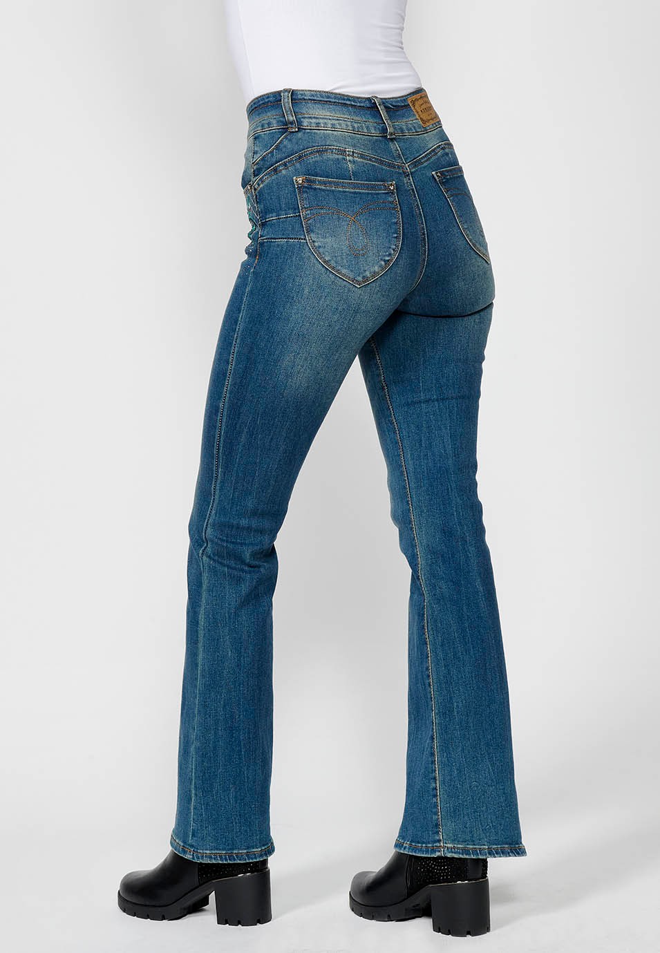 Pantalon long en denim bootcut évasé push-up avec cinq poches et fermeture éclair sur le devant et fermeture boutonnée avec détails floraux brodés pour femme en bleu