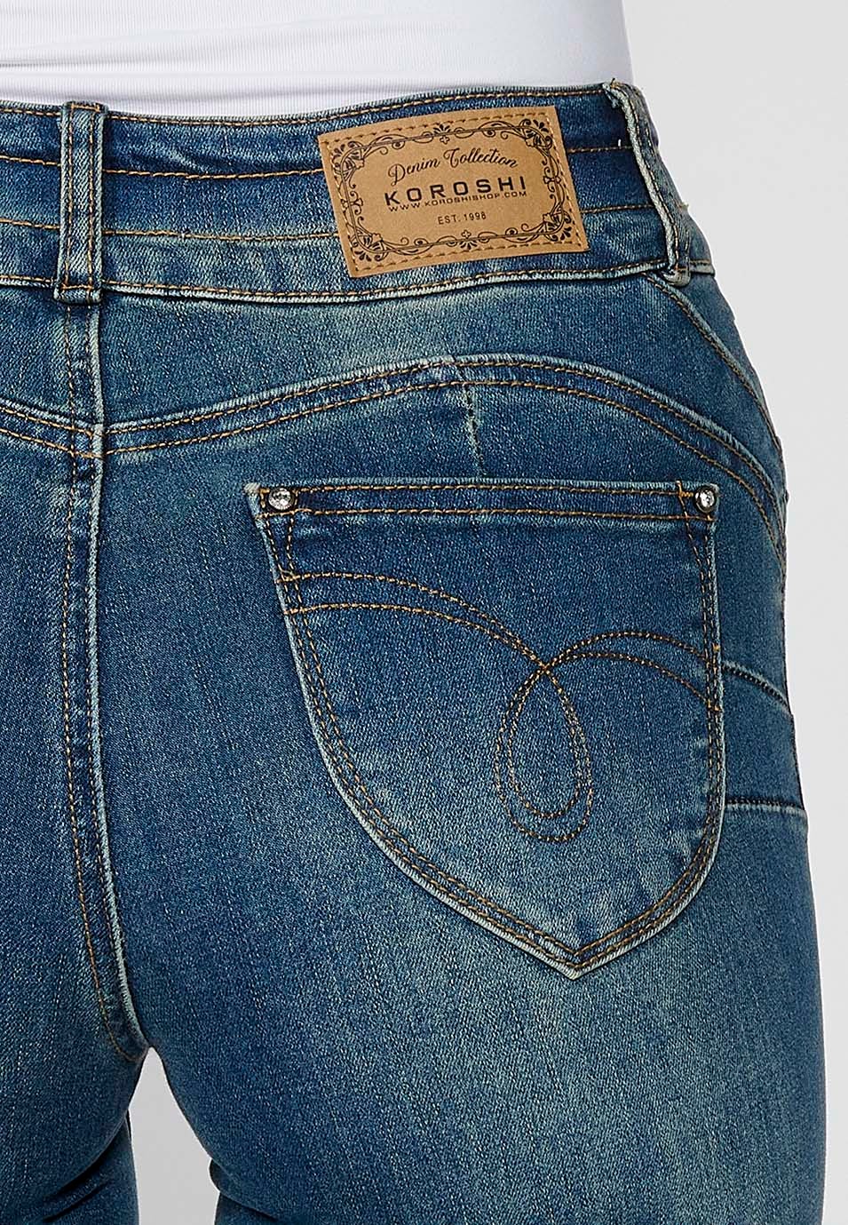 Pantalon long en denim bootcut évasé push-up avec cinq poches et fermeture éclair sur le devant et fermeture boutonnée avec détails floraux brodés pour femme en bleu