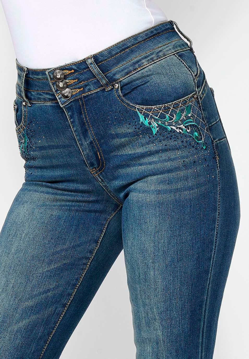 Pantalon long en denim bootcut évasé push-up avec cinq poches et fermeture éclair sur le devant et fermeture boutonnée avec détails floraux brodés pour femme en bleu