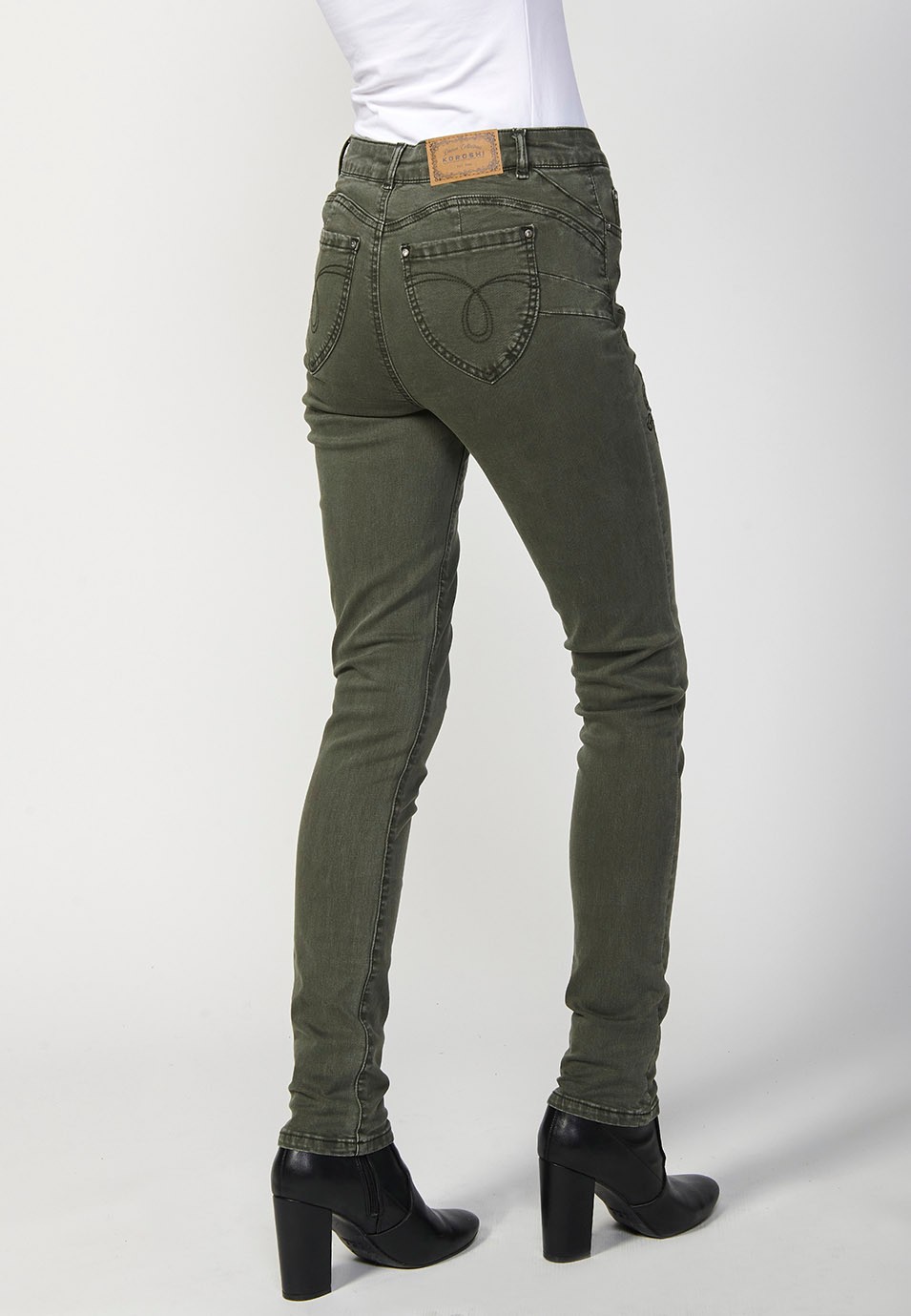 Pantalon long coupe slim avec détails brodés sur le devant et fermeture éclair et bouton sur le devant en Vert pour Femme 7