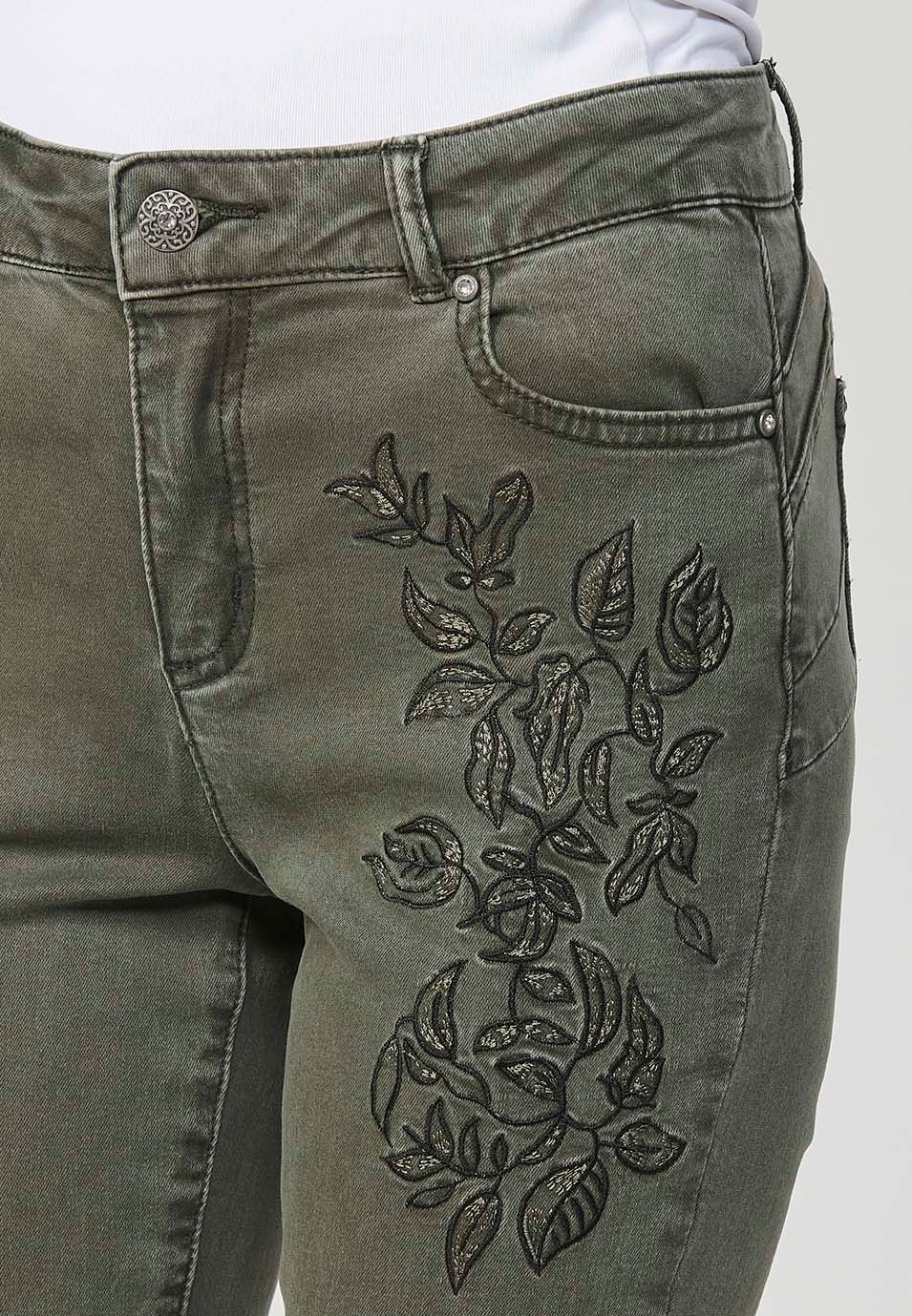 Pantalón largo slim fit con Detalles bordados delanteros y Cierre delantero con cremallera y botón color Verde para Mujer 8