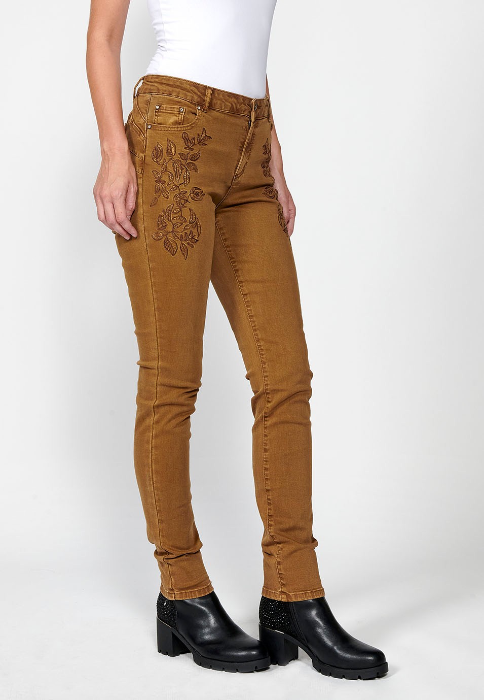 Pantalon long coupe slim pour femme avec détails brodés et fermeture éclair sur le devant et bouton de couleur ocre 3