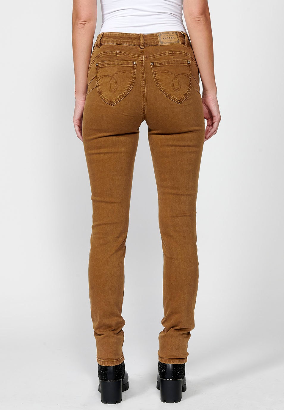 Pantalon long coupe slim pour femme avec détails brodés et fermeture éclair sur le devant et bouton de couleur ocre 7